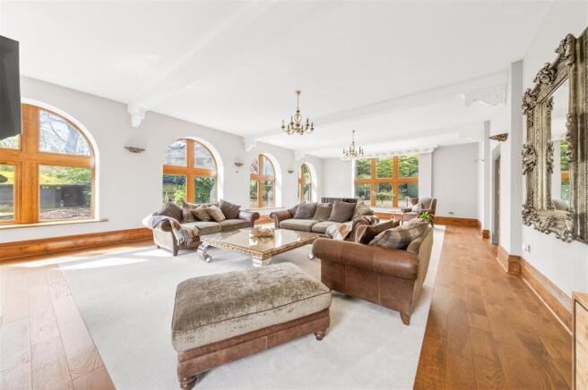 4 bed Detached for sale Image 9