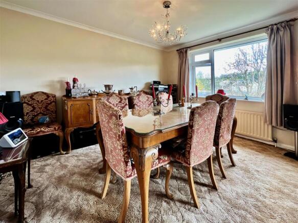 7 Laywell Close 3.JPG