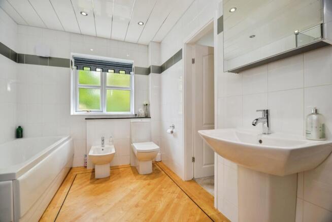 5 bed Bungalow for sale Image 8