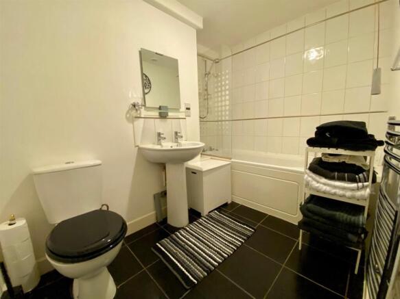 2 bed Apartment for sale Image 11
