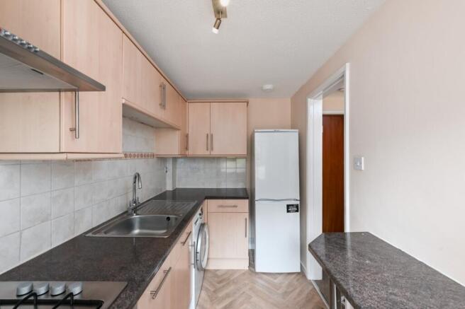 2 bed Terraced to rent Image 5
