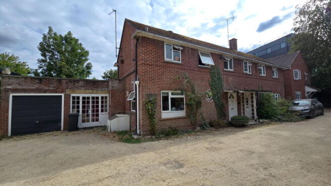 4-bed semi-detached on Clarendon Gardens, Newbury, RG14 1JW, £435,000