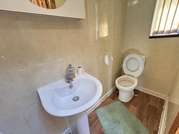 4 bed House to rent Image 9