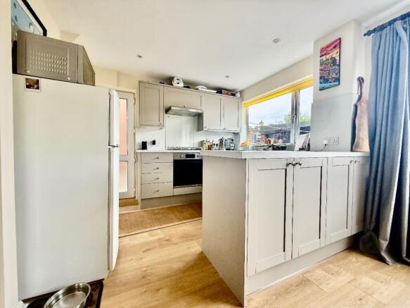 3 bed Detached to rent Image 6