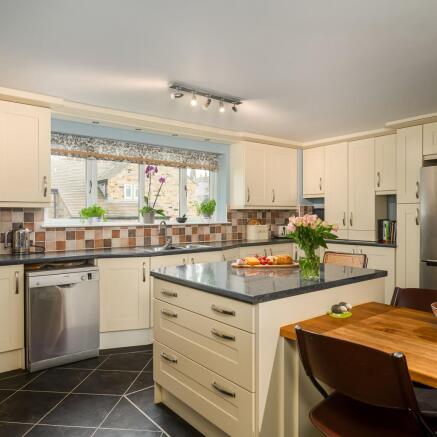 4 bed Detached for sale Image 7