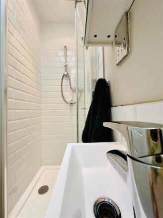 EN-SUITE SHOWER ROOM