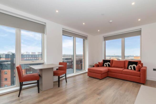 Lounge/Dining Area