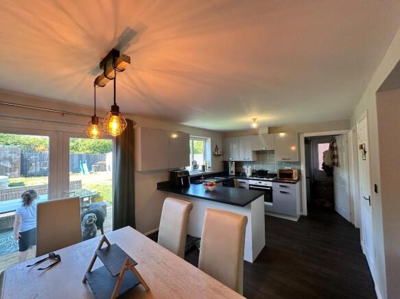 5 bed Detached for sale Image 4