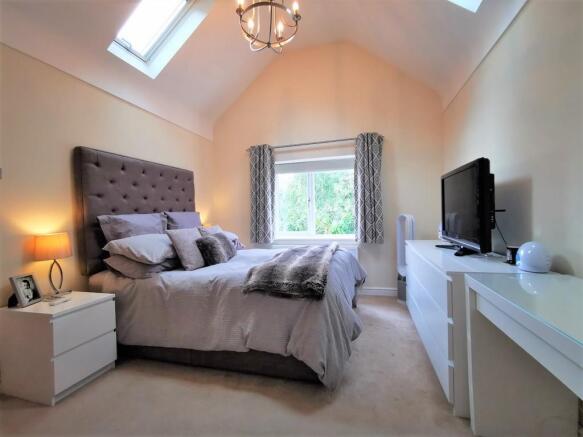 MASTER BEDROOM SU...