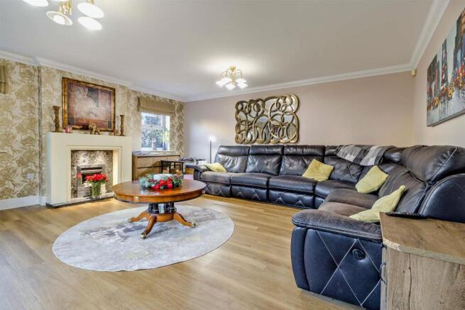 5 bed Detached for sale Image 12