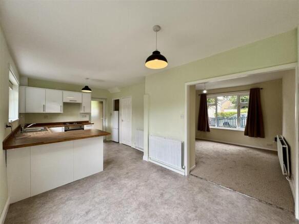 2 bed Semi-Detached to rent Image 8