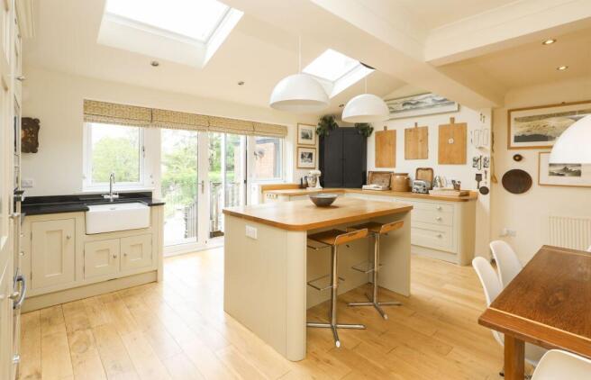 4 bed Semi-Detached for sale Image 5