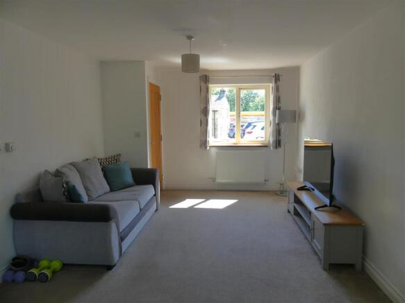 3 bed Town House to rent Image 2
