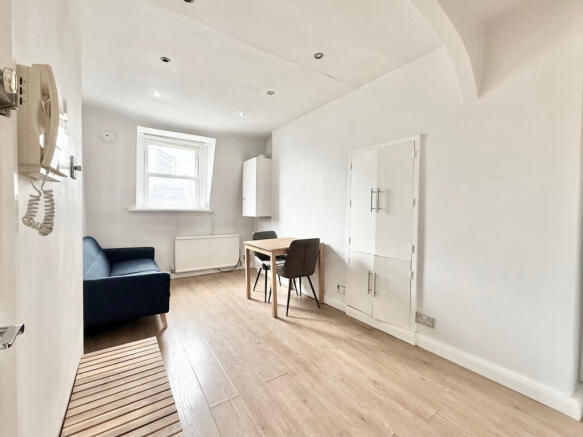 Third Floor 1 bedroom share of freehold flat in M