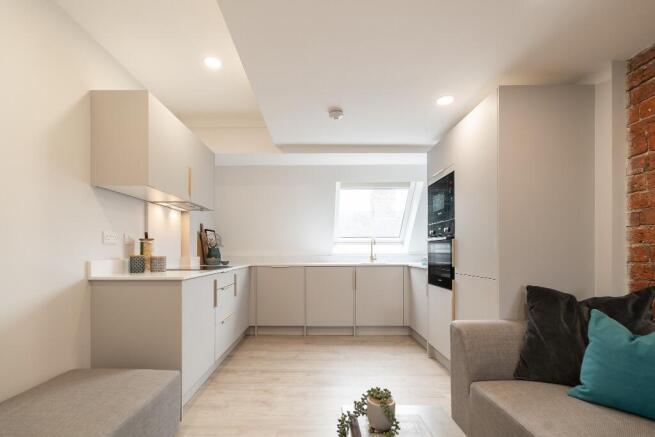 4 bed Apartment to rent Image 7