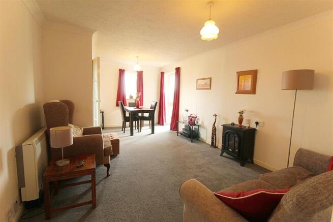 LOUNGE/DINING AREA