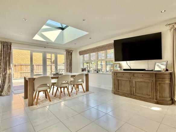 5 bed Detached for sale Image 4