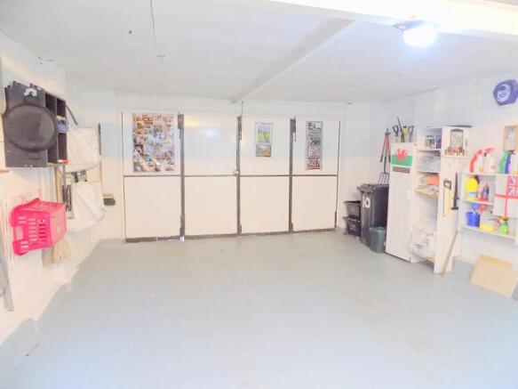 Garage/workshop.