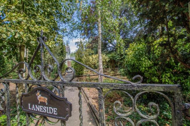 Laneside, Lackford [Gated entrance] 01.jpg