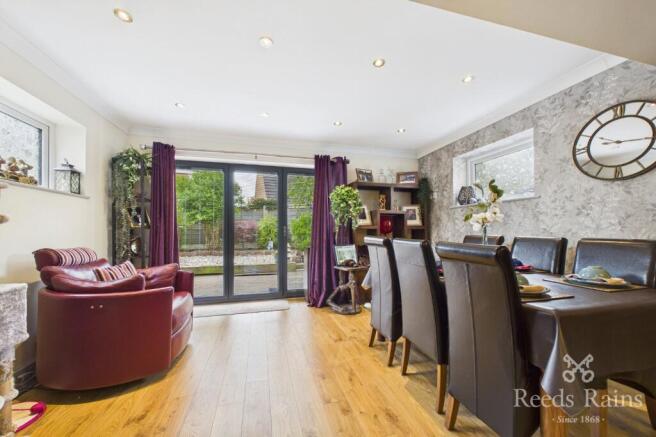 5 bed Detached for sale Image 4