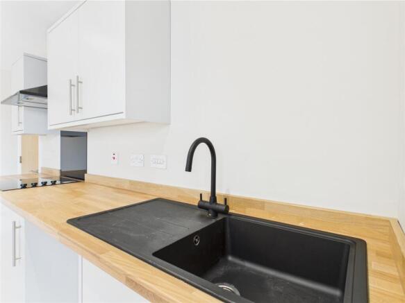 Studio to rent Image 8
