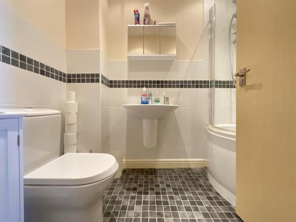 2 bed Flat for sale Image 6
