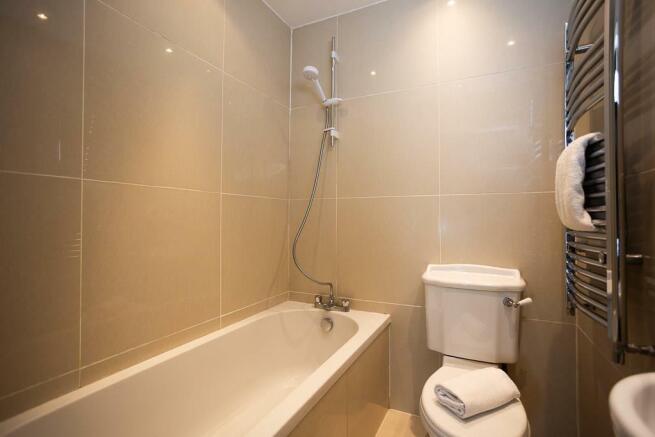 12PalaceStreet-FamilyBathroom-1.jpg