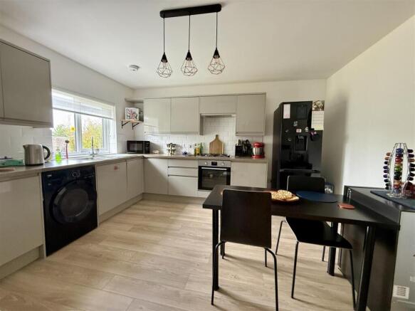 Kitchen/Breakfast Room:
