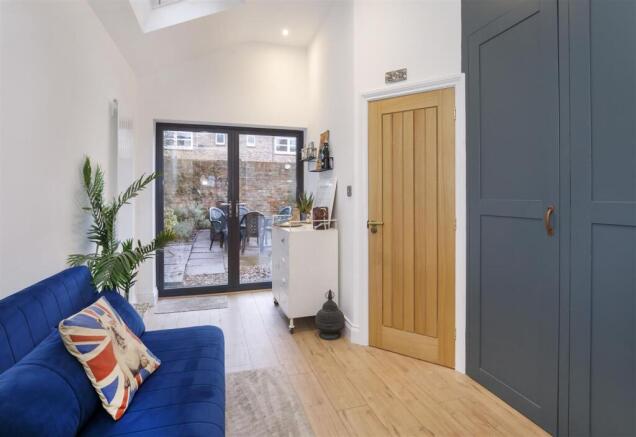 3 bed Terraced to rent Image 5