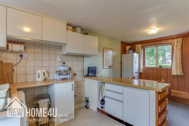 KITCHEN / DINER: