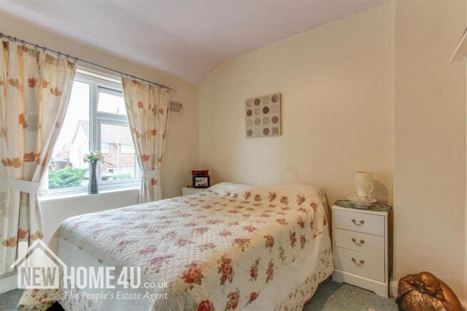 MASTER BEDROOM: