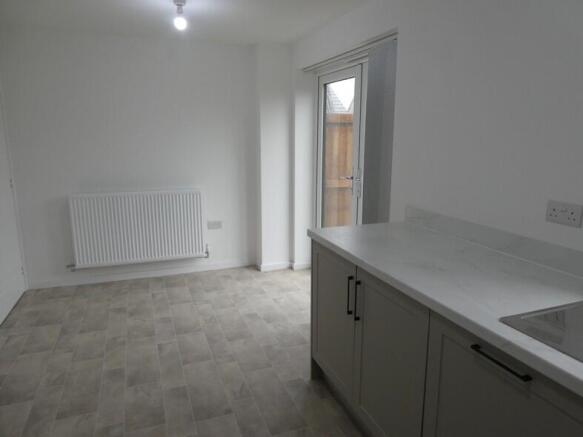 4 bed Semi-Detached to rent Image 6