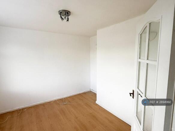 3 bed Semi-Detached to rent Image 5