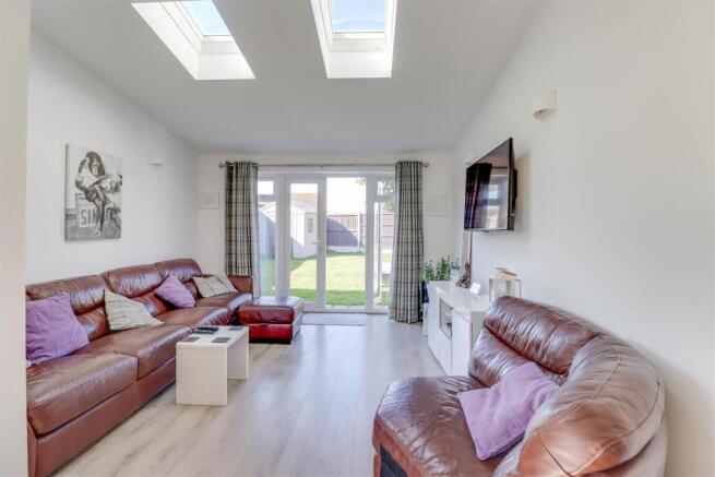 Elizabeth Drive, Wickford photo 3