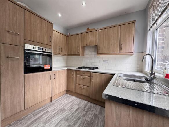 2 bed Terraced to rent Image 4
