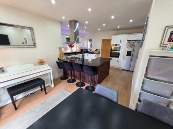 4 bed Detached for sale Image 9
