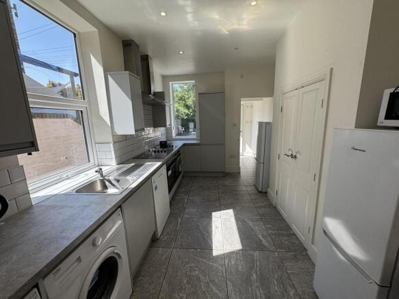 6 bed Terraced to rent Image 4