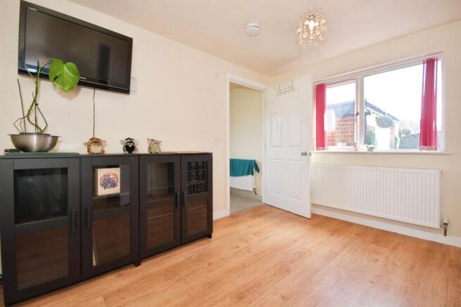 5 bed Detached for sale Image 8