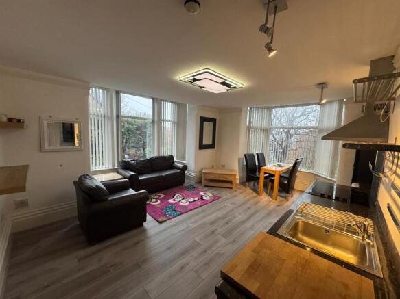 2 bed Apartment to rent Image 7