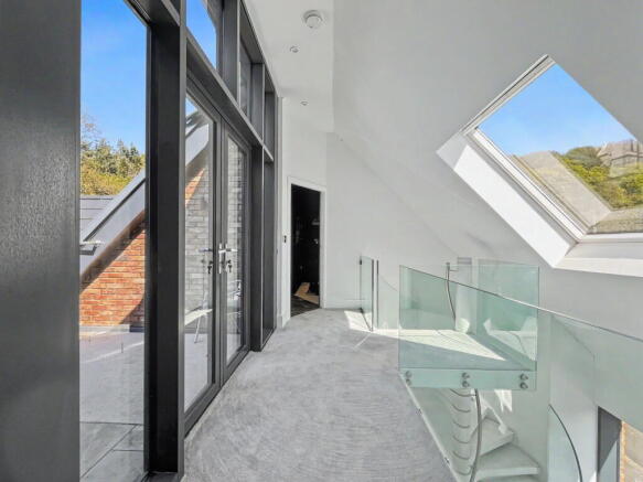 5 bed Detached for sale Image 10