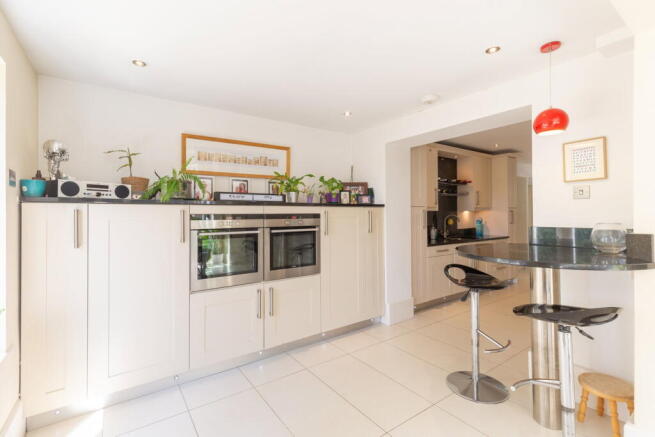 5 bed Detached for sale Image 9