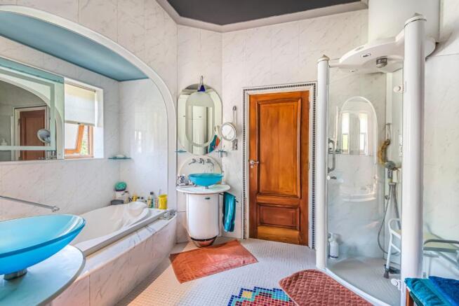 En-Suite Bathroom