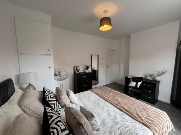 4 bed Terraced to rent Image 5