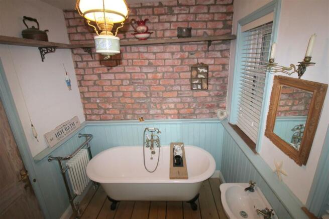 Lightburne Ave, 13 Bathroom 2.JPG