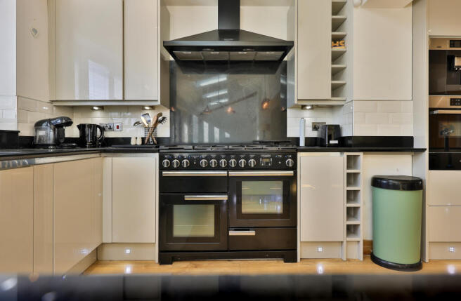 6 bed Detached for sale Image 7