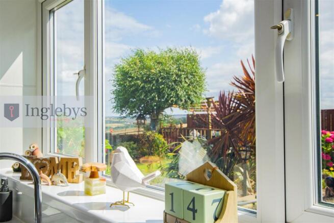 4 bed Detached for sale Image 8