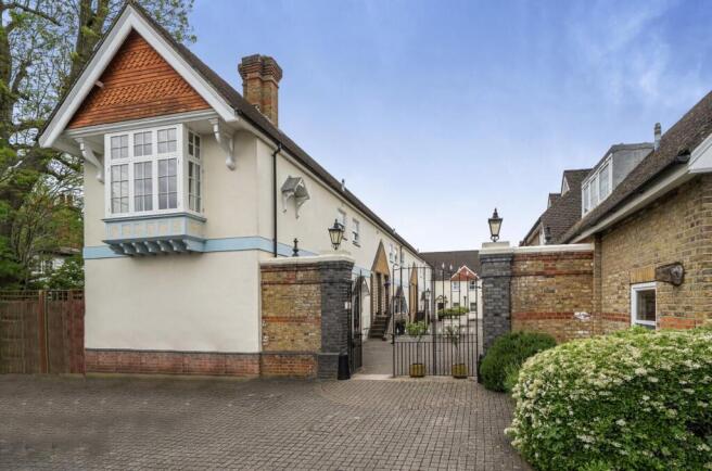 Davidson Frost-Wellings, DFW, Quadrangle Mews, Fro