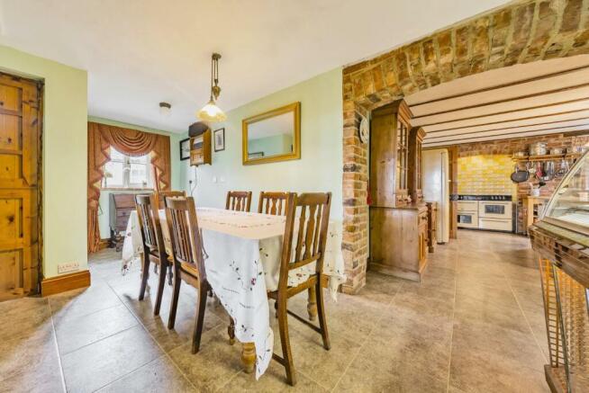 DINING ROOM.jpg