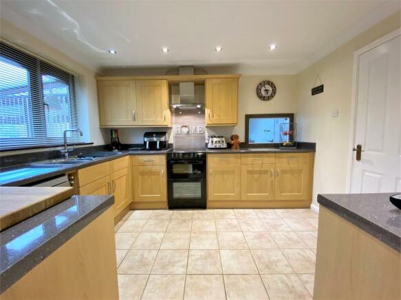 Modern Fitted Kitchen 333