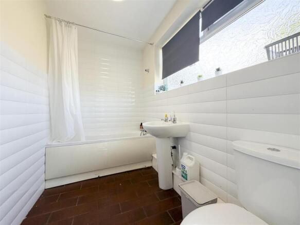 8 bed Detached to rent Image 8